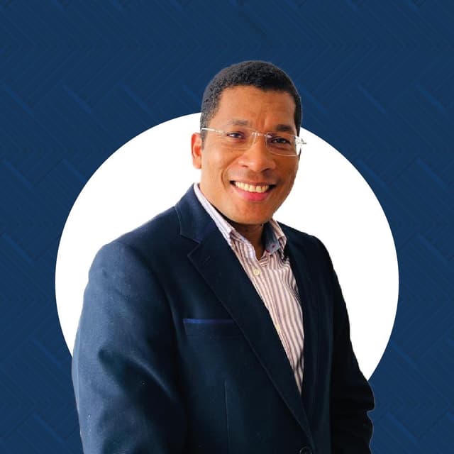 Magister Freddy Oliveros